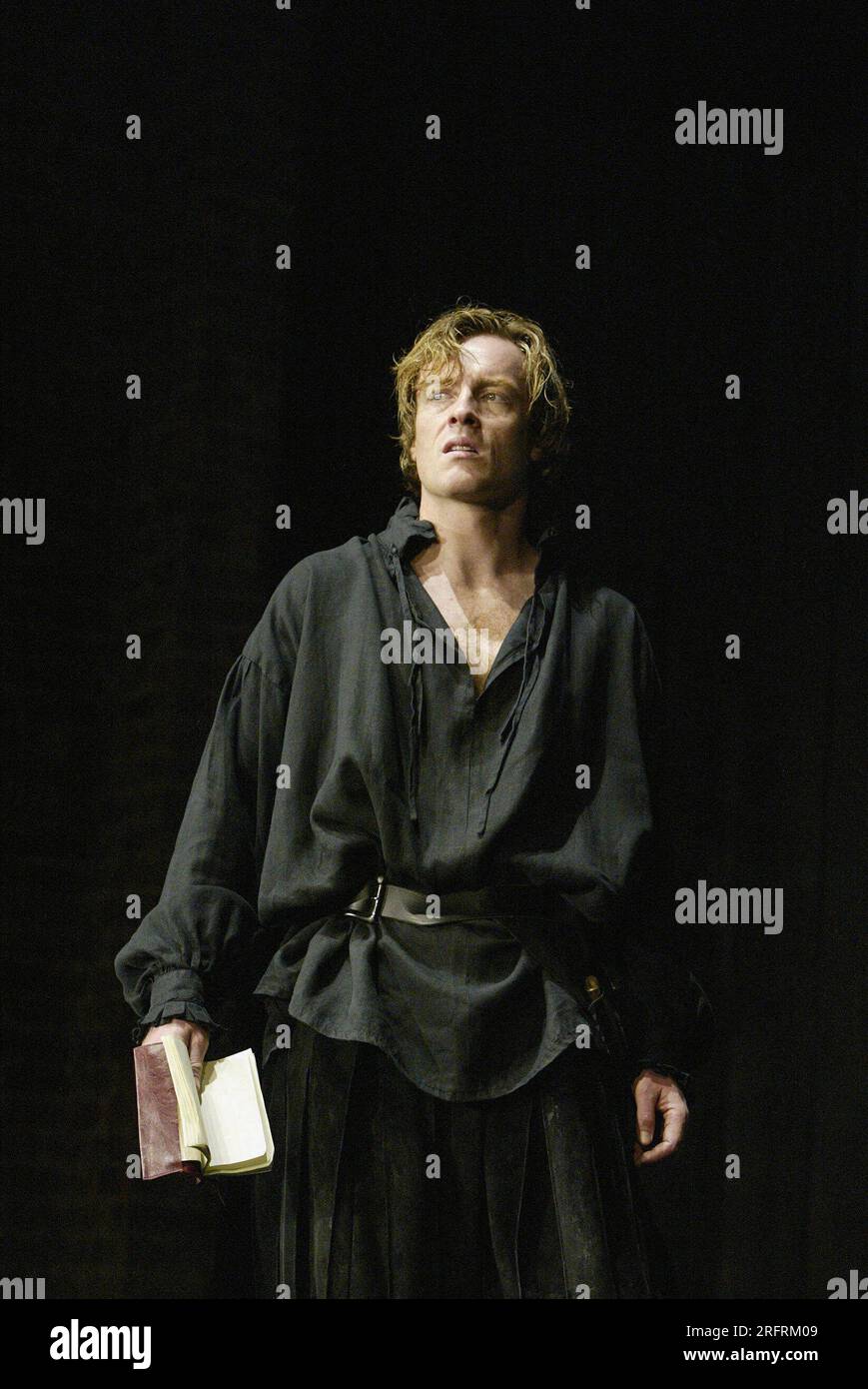 Toby Stephens (Hamlet) in HAMLET by Shakespeare at the Royal Shakespeare Company (RSC), Royal Shakespeare Theatre, Stratford-upon-Avon, England  21/07/2004  design: Tom Piper  lighting: Vince Herbert  director: Michael Boyd Stock Photo