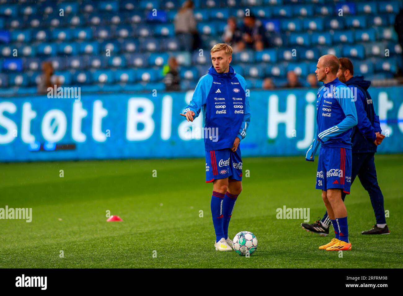 Drammen, Norway, 05 th August 2023. Vålerenga's Elias Hagen in talks with Petter Strand before the match between Strømsgodset and Vålerenga at Marienlyst Stadium in Drammen.   Credit: Frode Arnesen/Alamy Live News Stock Photo