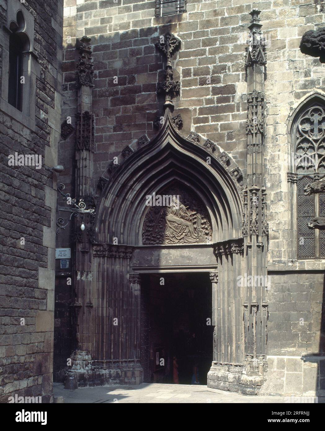 PUERTA DE LA PIEDAD - PUERTA EXTERIOR DEL CLAUSTRO DE LA CATEDRAL DE ...