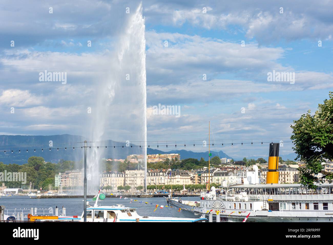 The Geneva Water Fountain (Jet d'Eau) and SS Simplon paddle steamboat from Quai du Mont Blanc, Geneva (Genève), Canton of Geneva, Switzerland Stock Photo