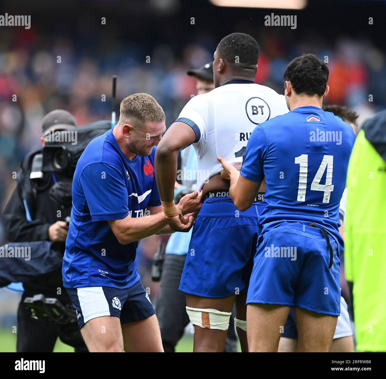 Scottish Gas Murrayfield.Edinburgh.Scotland, UK. 5th Aug, 2023. Scotland v France. The Famous Grouse Nations Series 2023. Scotlands10. Finn Russell (Bath Rugby) C Captain(L) swaps shirts with former Racing 92 team-mate 4 Cameron Woki - France lock with help from 14 Louis Bielle-Biarrey - France winger Credit: eric mccowat/Alamy Live News Stock Photo