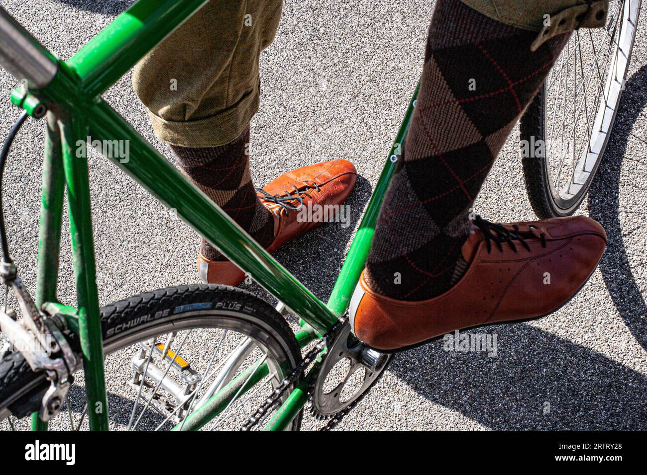 Tweed Run participant with Fix gear bicycle wearing knee length socks and cycling shoes , London, UK Stock Photo