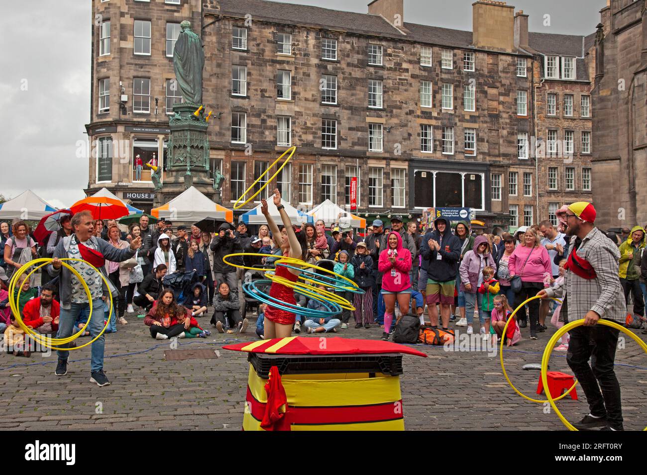 Edinburgh Festival Fringe, Scotland, UK. 5 August 2023. Slow start for audiences on the Royal Mile for audiences  on this first Saturday but crowds began to filter through mid  afternoon, when a heavy down pour for around half an hour  occurred. Street Performers kept most of the people watching  their show. Pictured: Gracie B Street performer from Australia. Credit: Archwhite/alamy live news. Stock Photo