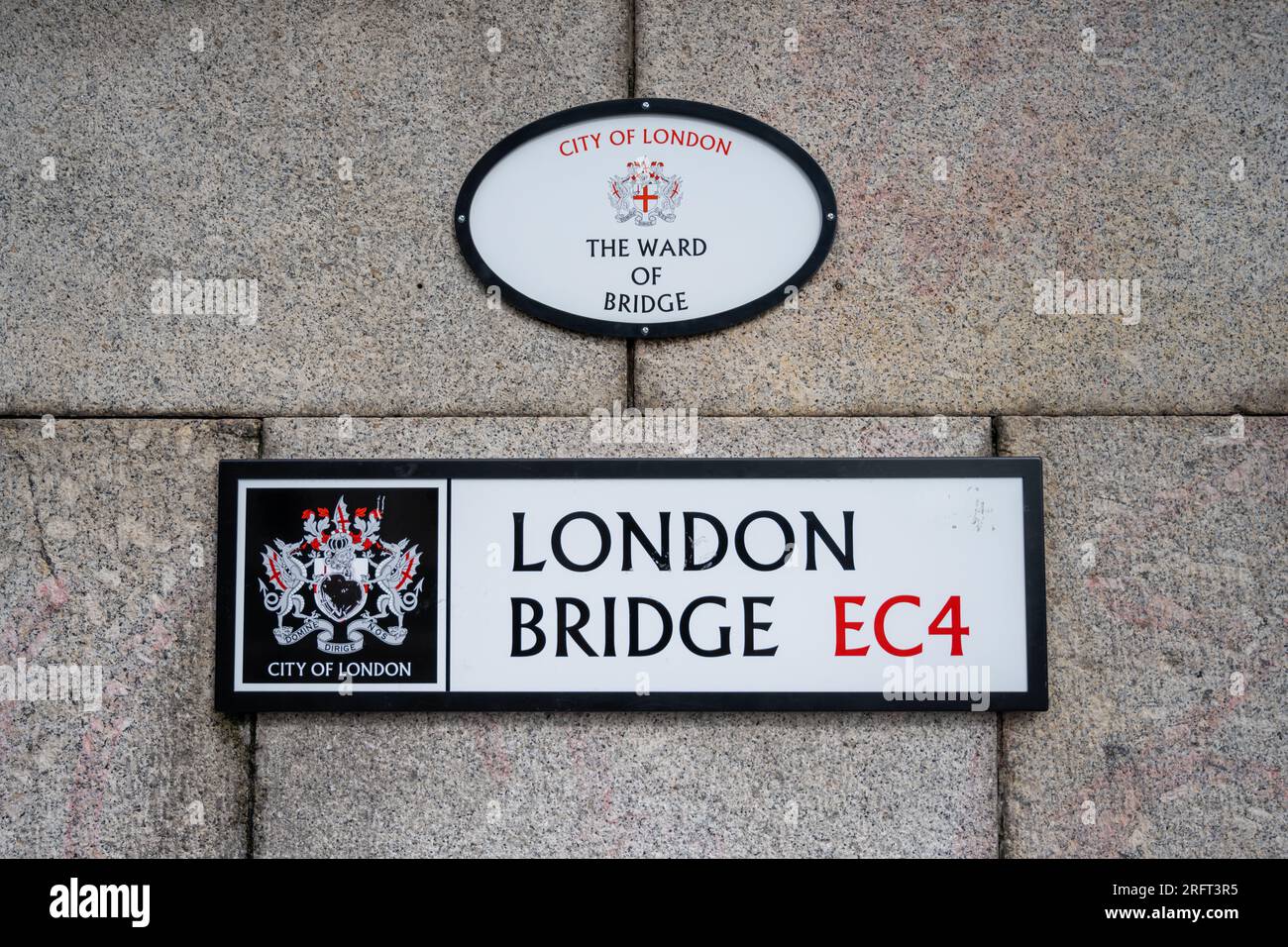 London bridge road sign hi-res stock photography and images - Alamy