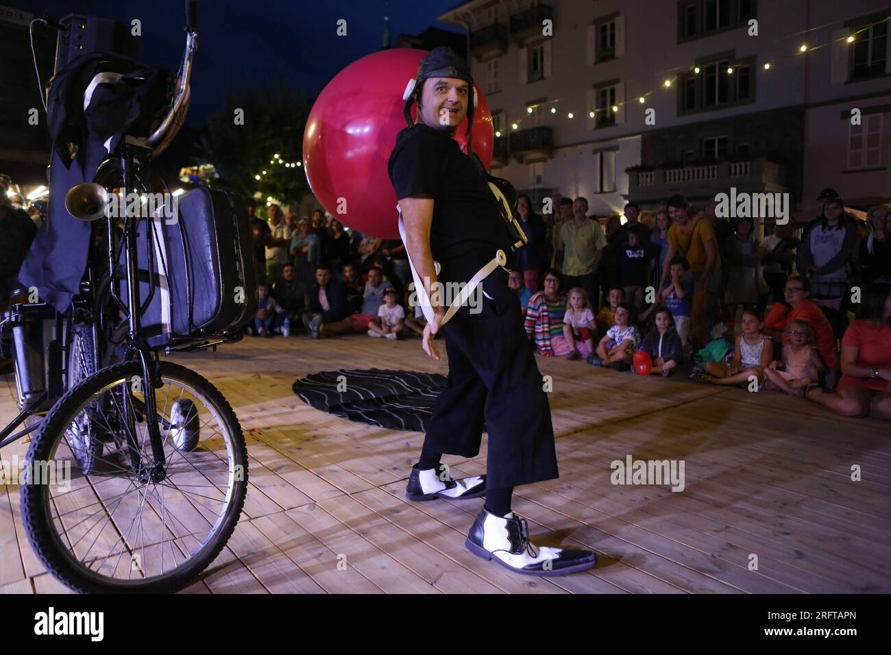 Otto Il Bassotto, artiste de rue : le clown en caoutchouc. Alpi Hours. Saint-Gervais-les-Bains. Haute-Savoie. Auvergne-Rhône-Alpes. France. Stock Photo