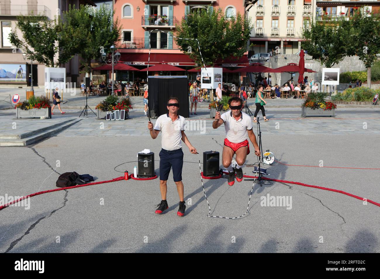 Maint’now : duo de corde à sauter burlesque. Esplanade du Mont-Blanc. Alpi Hours. Saint-Gervais-les-Bains. Haute-Savoie. Auvergne-Rhône-Alpes. France. Stock Photo