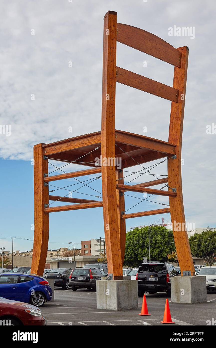 https://c8.alamy.com/comp/2RFTFTF/los-angeles-california-usa-19th-jan-2014-the-los-angeles-giant-chair-is-40-ft-tall-it-was-made-in-the-italian-region-of-friuli-by-furniture-maker-promosedia-credit-image-ian-l-sitrenzuma-press-wire-editorial-usage-only!-not-for-commercial-usage!-2RFTFTF.jpg