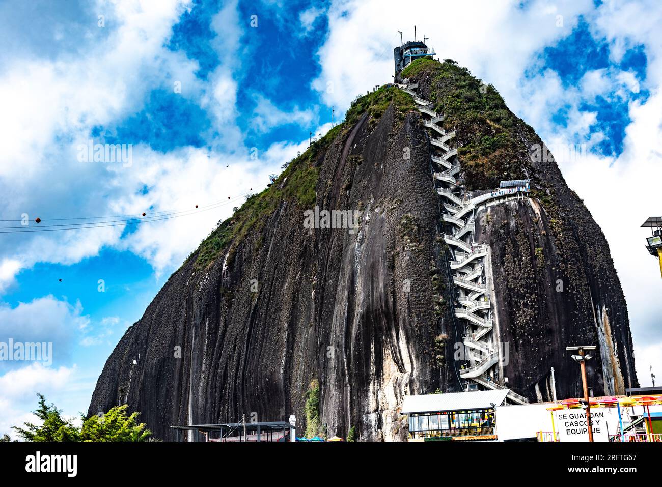 COLOMBIA MEDELLÍN 05-08-2023El peñón de Guatapé, o piedra del Peñol (le Stock Photo