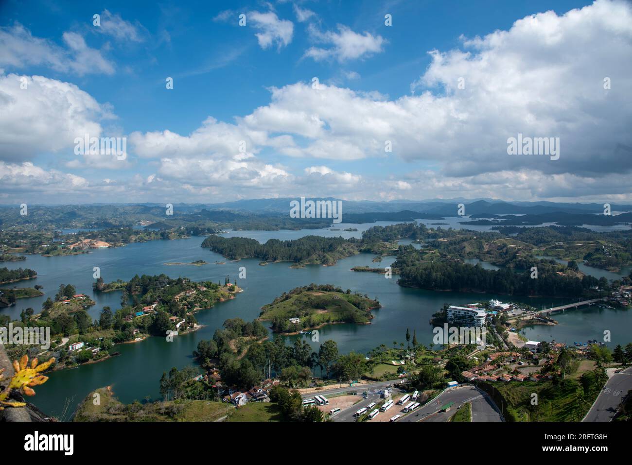 COLOMBIA MEDELLÍN 05-08-2023El peñón de Guatapé, o piedra del Peñol (le Stock Photo