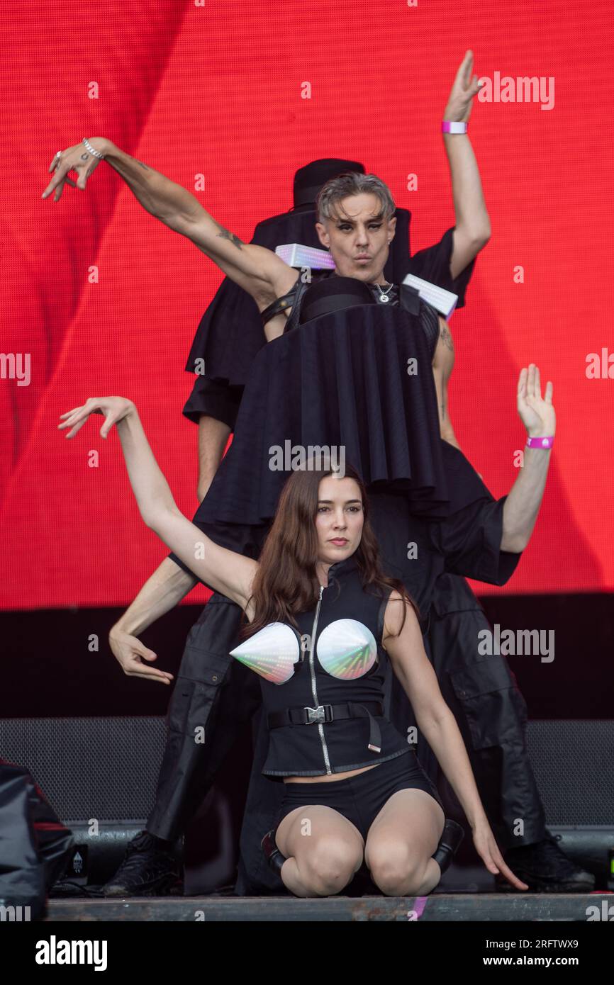 Brighton, UK. Saturday 5 August 2023.Sugar Bone and Janet Planet of the band Confidence Man performs  at Fabuloso, Pride in the park Brighton   © Jason Richardson / Alamy Live News Stock Photo