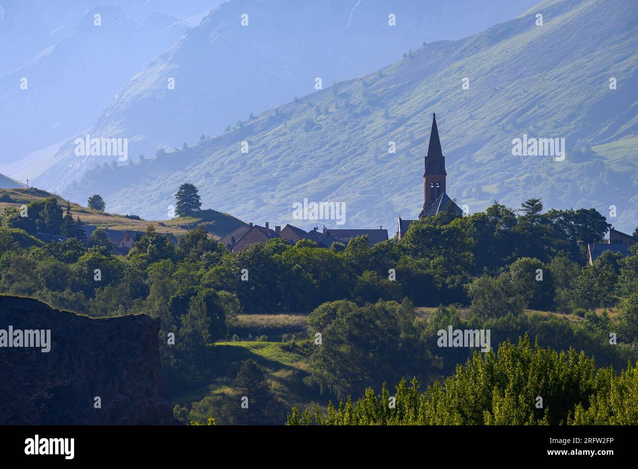 Villar-d'Arene, village in Hautes-Alpes department in southeastern France, small ski resort with off-piste for extreme skiers in French Alps, dominate Stock Photo