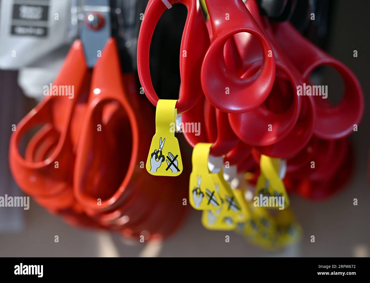 https://c8.alamy.com/comp/2RFW672/erfurt-germany-03rd-aug-2023-scissors-for-left-handed-people-can-be-found-in-the-assortment-of-the-left-handed-store-on-the-krmerbrcke-in-erfurt-on-the-international-day-of-left-handers-august-13-left-handers-draw-attention-to-their-needs-and-everyday-problems-the-13th-august-was-chosen-to-set-a-sign-against-old-superstitions-that-also-surround-left-handedness-credit-martin-schuttdpaalamy-live-news-2RFW672.jpg