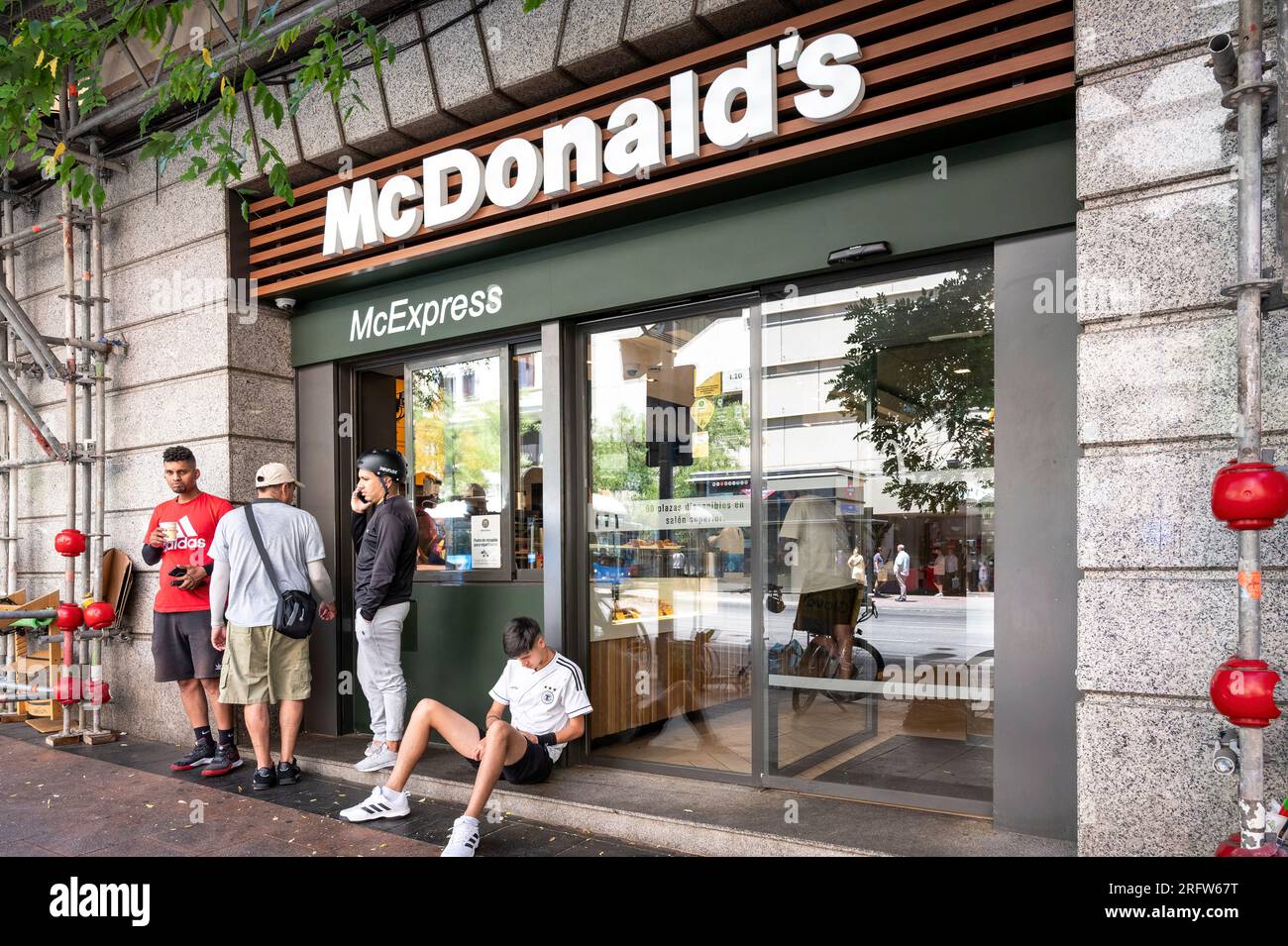 Mcdonalds sign in spanish hi-res stock photography and images - Alamy