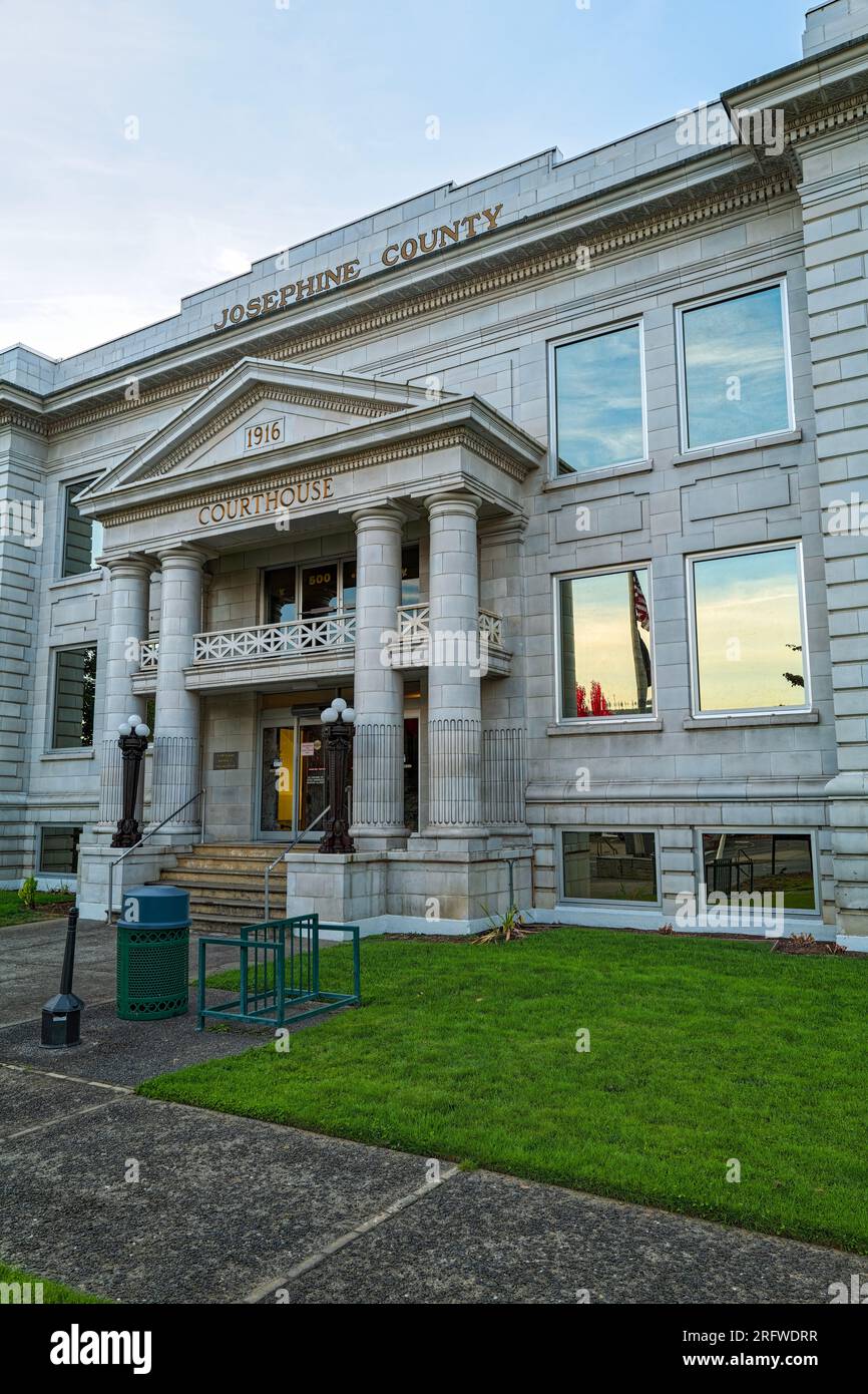 The entrance to the Josephine County Courthouse in Grant's Pass, Oregon