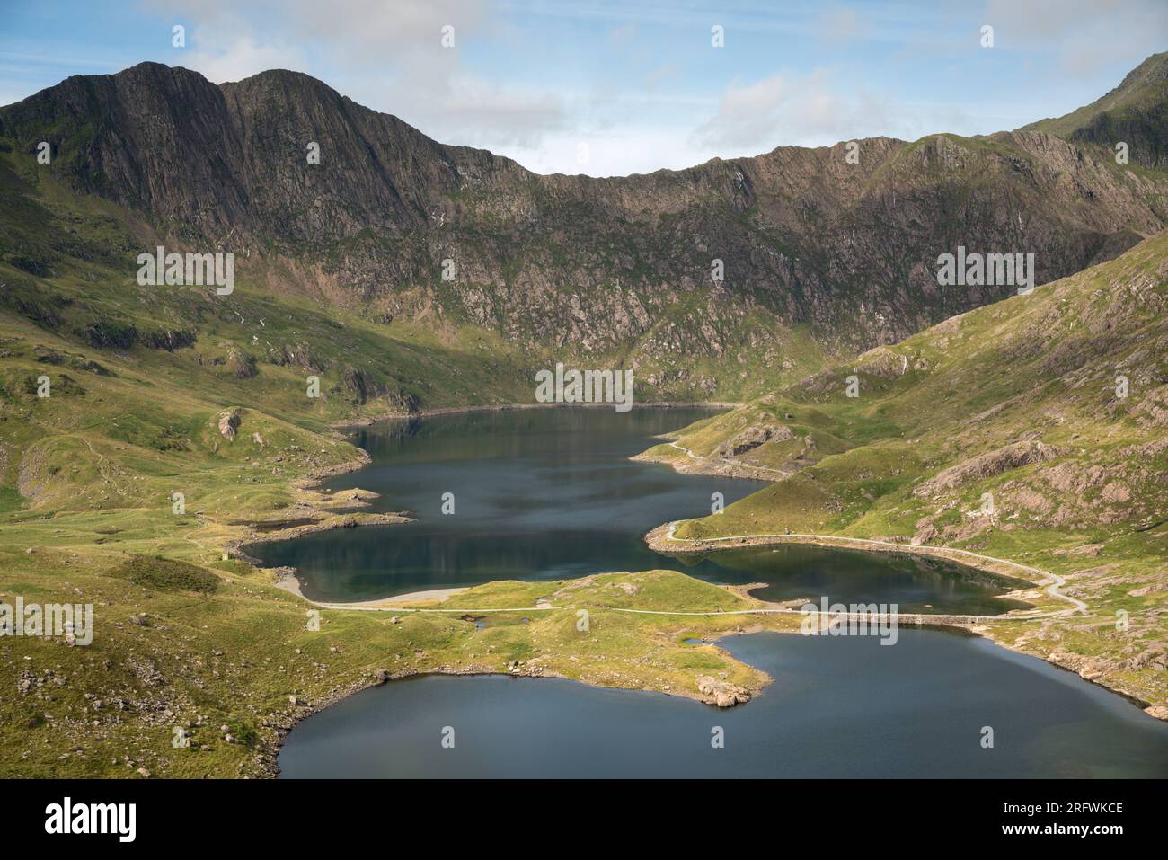 Llyn Llydaw a long thin lake at the foot of Yr Wyddfa, Snowdon Stock ...