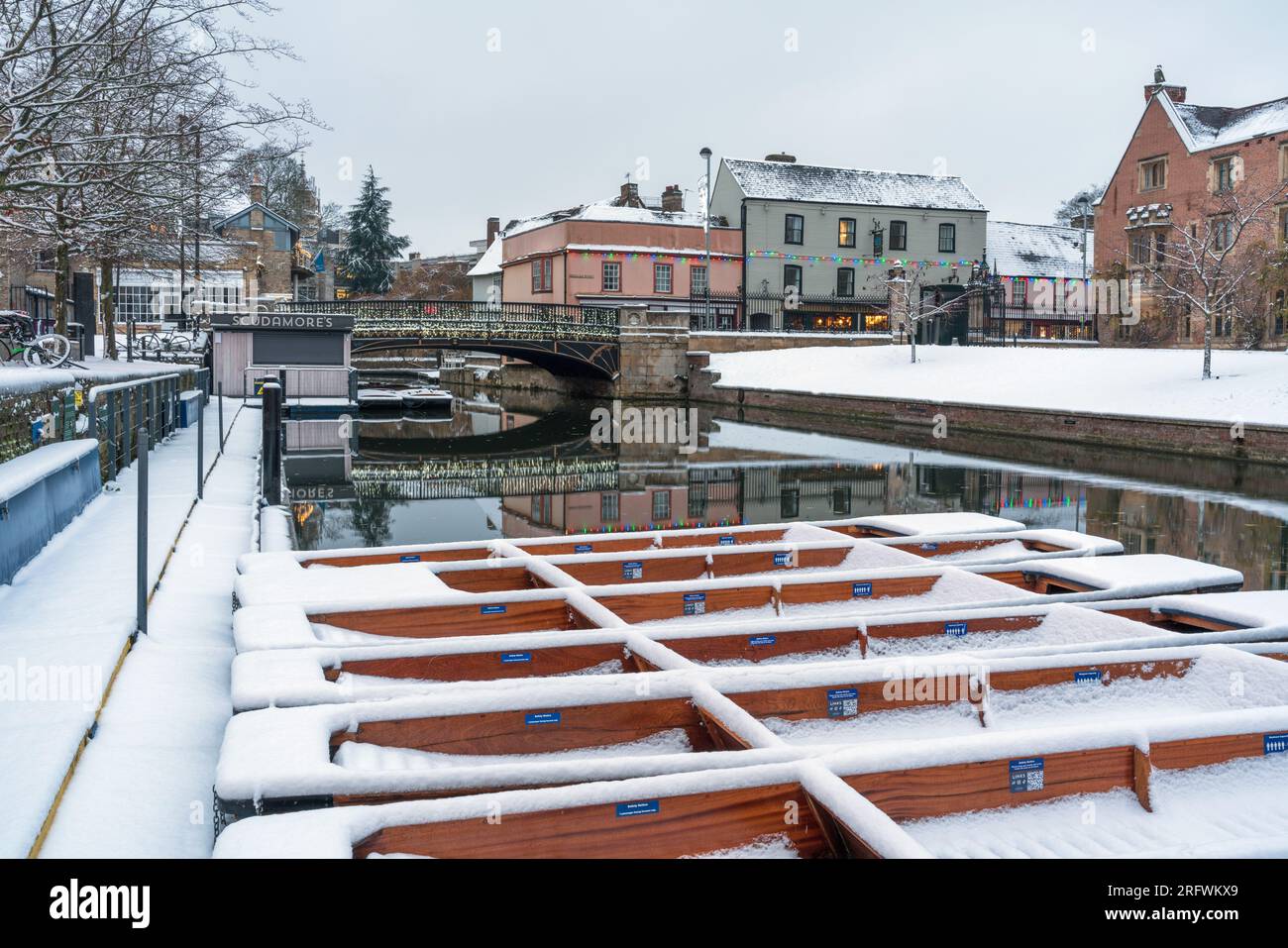 Snow covered punts at Magdalen Bridge river cam, Cambridge, in winter Stock Photo