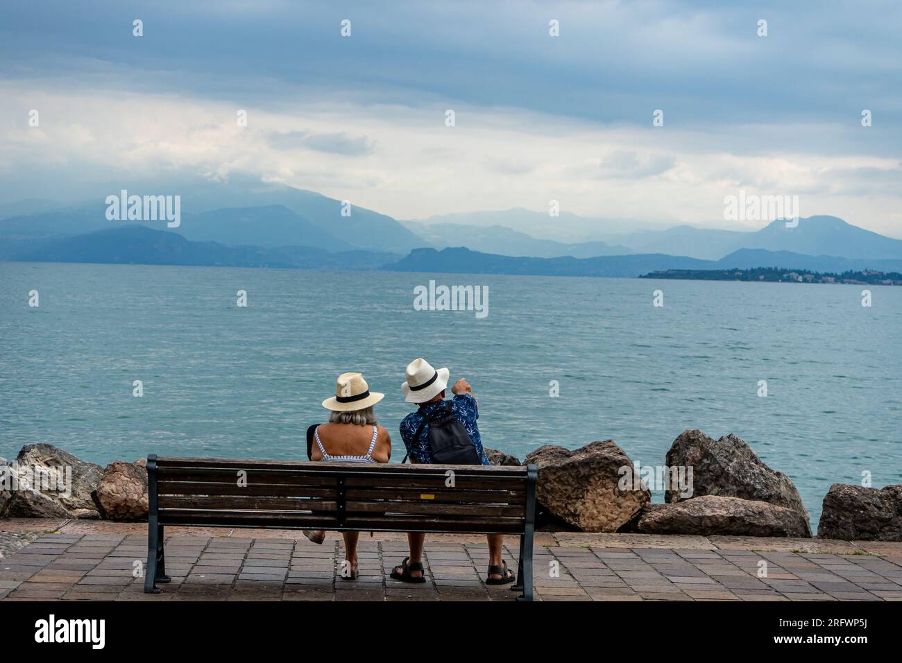 People sitting by a lake hi-res stock photography and images - Alamy