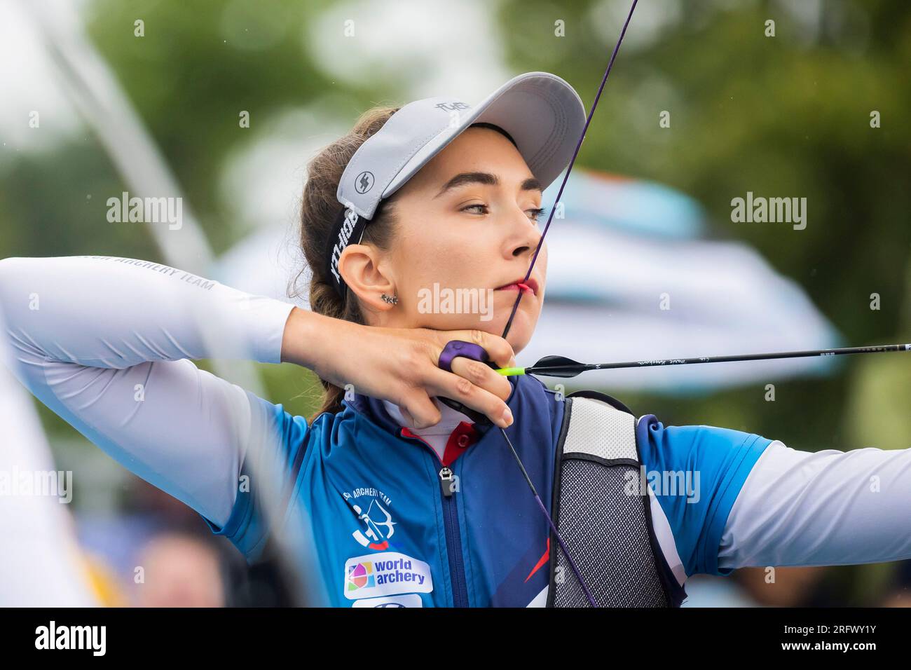 Recurve bow women hi-res stock photography and images - Alamy