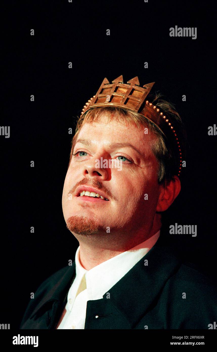 Eddie Izzard (King Edward II) in EDWARD II by Marlowe at the Leicester Haymarket Theatre, Leicester, England 05/1995  design: Charles Cusick-Smith  lighting: Jenny Cane  director: Paul Kerryson Stock Photo