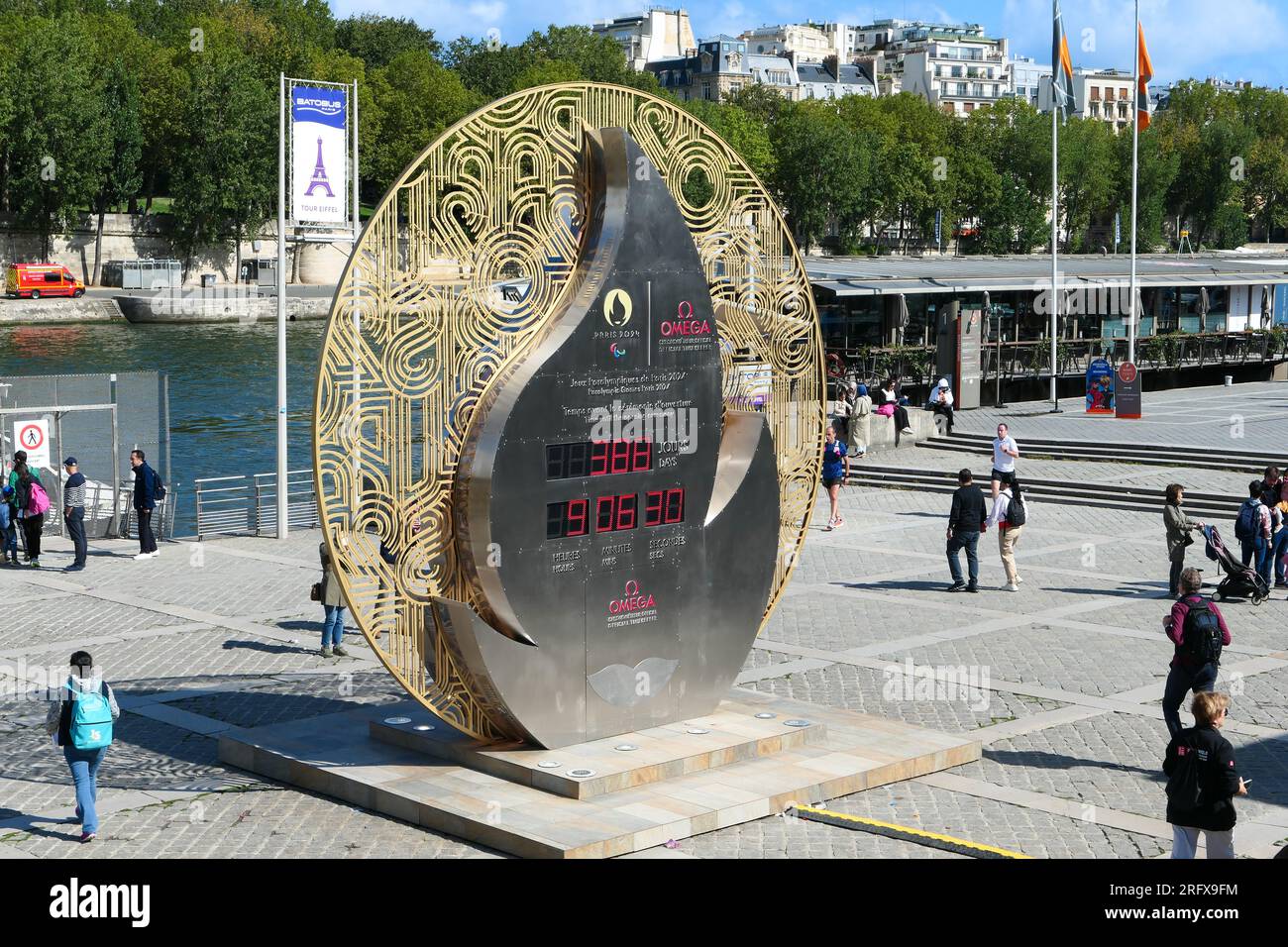 Paris, France. August 06. 2023. Countdown to the start of the 2024 Summer Olympics games, located on the banks of the Seine. Stock Photo