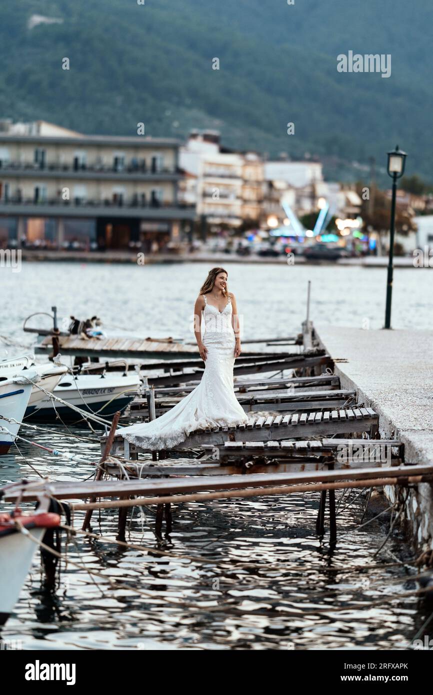 Eine traumhafte Braut am alten Hafen von Thasso in Griechenland Stock Photo