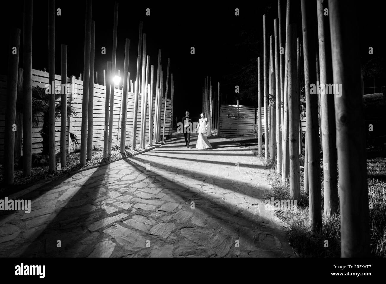 Schwarzweiß Bild eines Brautpaares bei Nacht Stock Photo