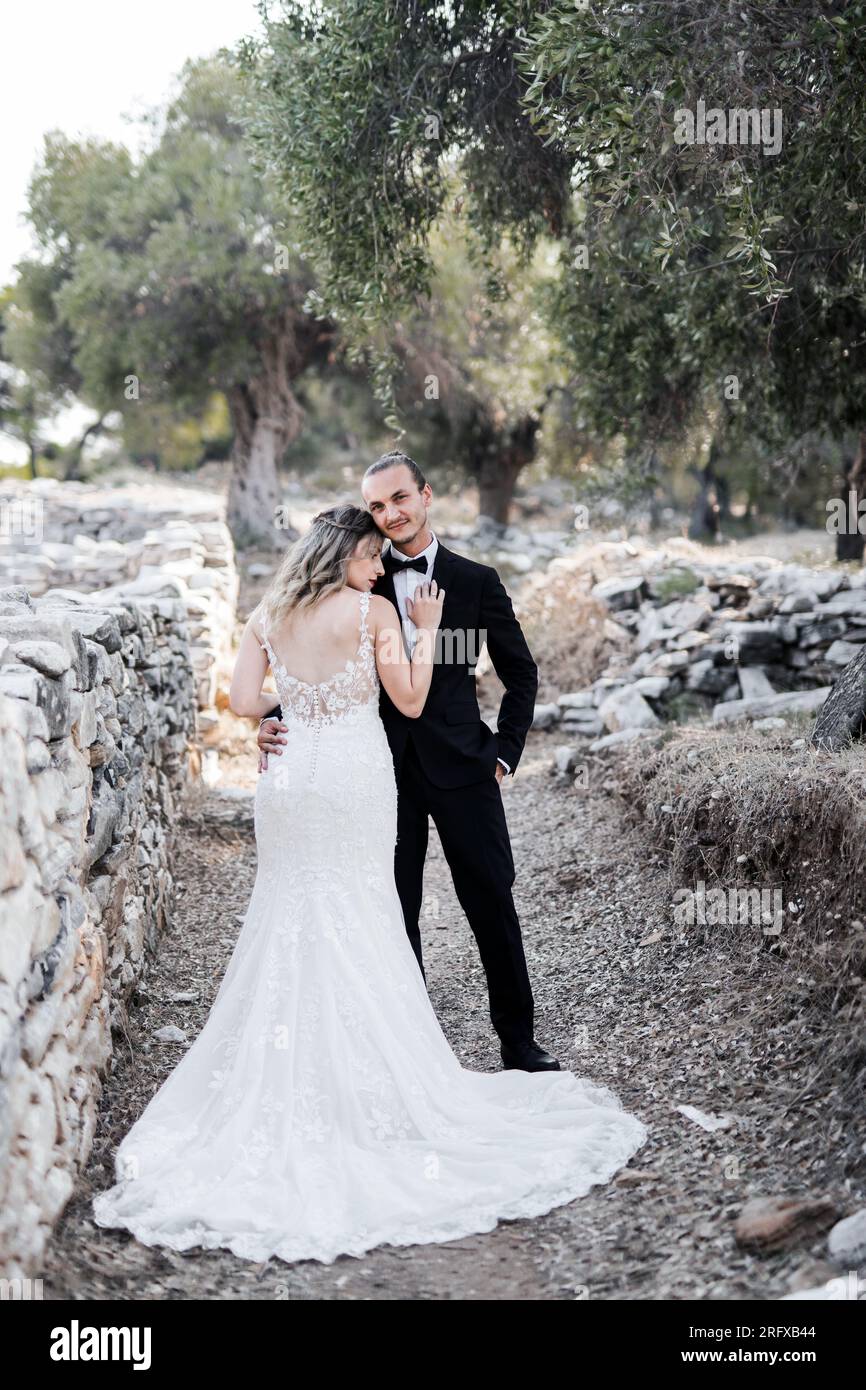 Ein wunderschönes Brautpaar an einem antiken Ort in Griechenland Stock Photo