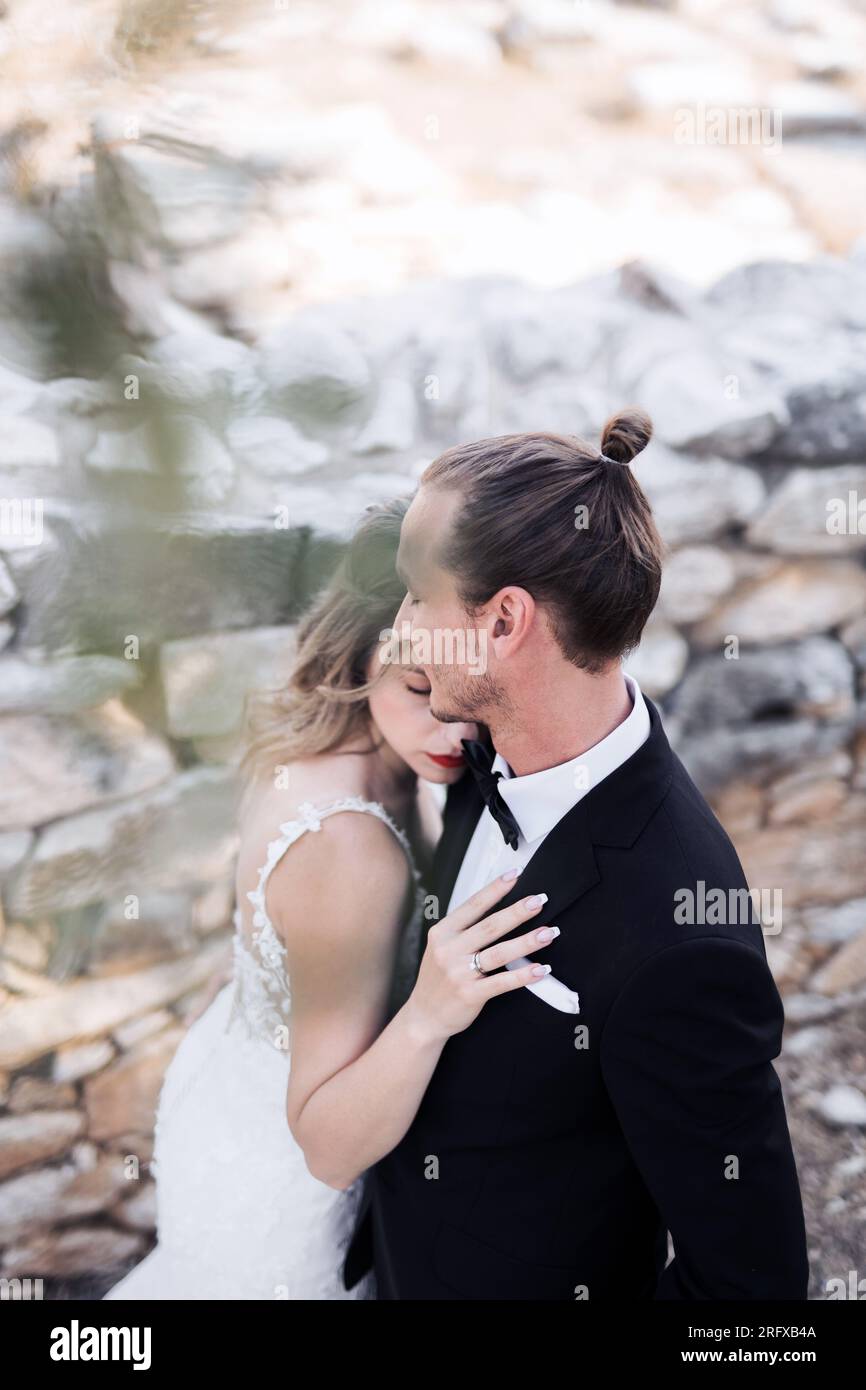 Ein wunderschönes Brautpaar an einem antiken Ort in Griechenland Stock Photo