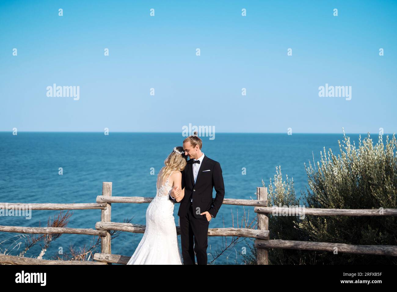 Ein liebevolles Brautpaar genießt die Hochzeit mit Meeresblick Stock Photo