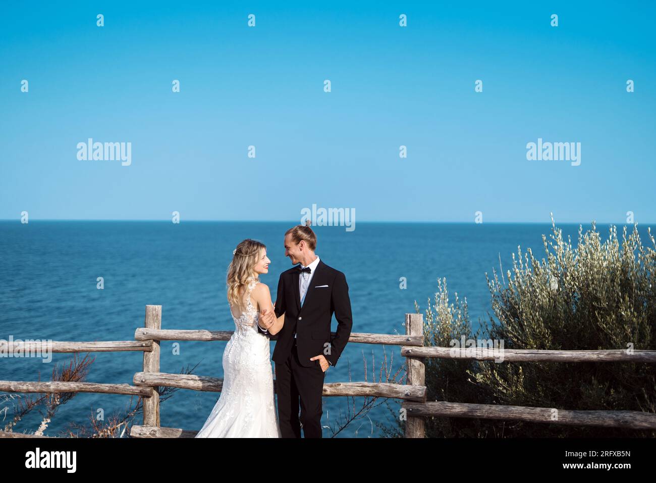 Ein liebevolles Brautpaar genießt die Hochzeit mit Meeresblick Stock Photo