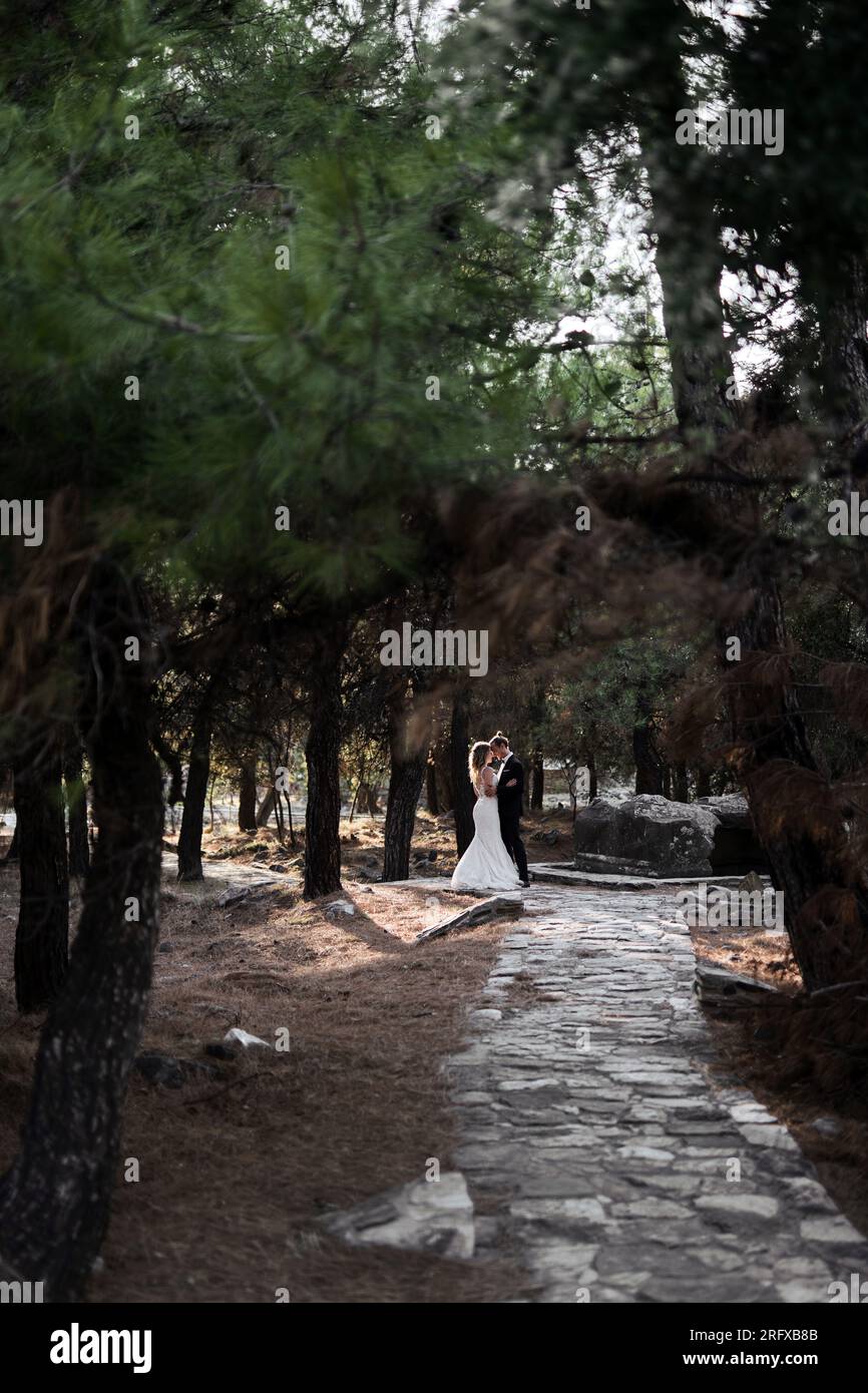 Photoshooting vom Brautpaar mitten in den Bäumen von Thasso in Griechenland Stock Photo