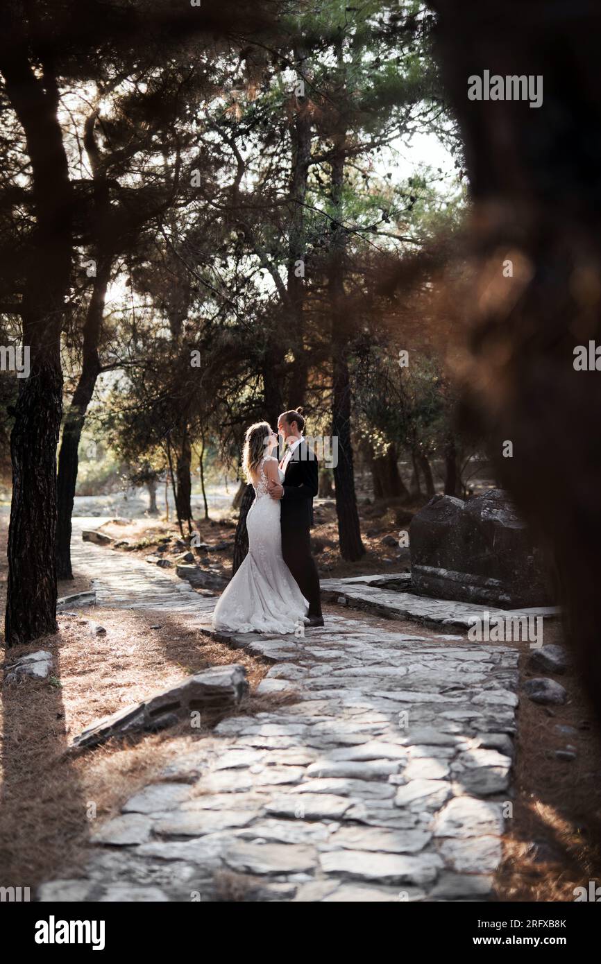 Photoshooting vom Brautpaar mitten in den Bäumen von Thasso in Griechenland Stock Photo