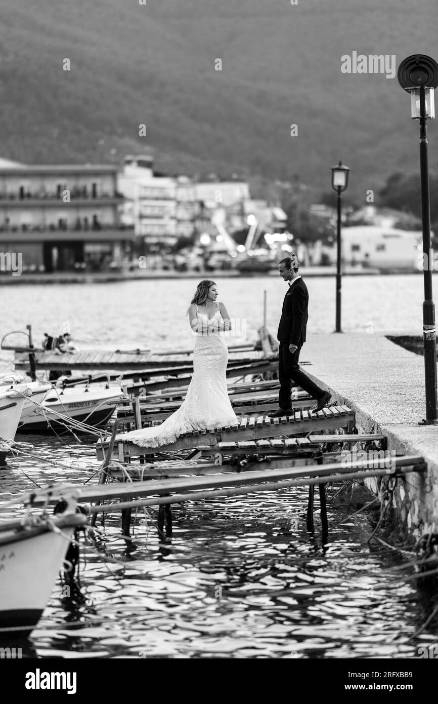 Ein liebevolles Brautpaar am alten Hafen von Thasso Stock Photo