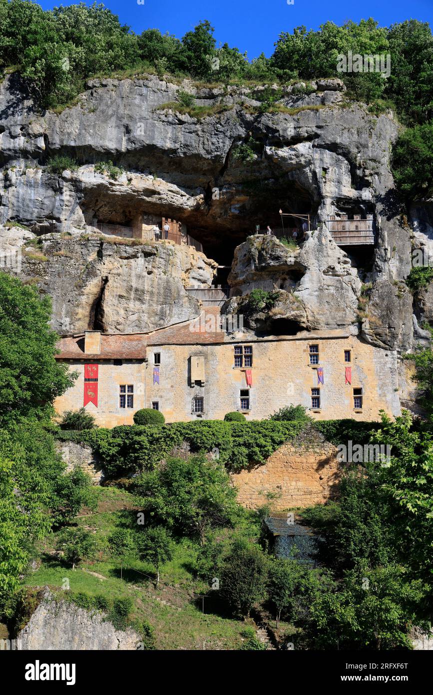 La maison forte de Reignac dernier exemple intact de château-falaise en France, Tursac, Périgord, Dordogne, Europe Stock Photo