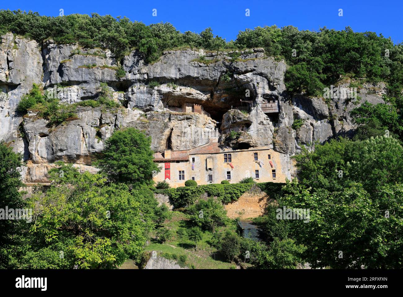 La maison forte de Reignac dernier exemple intact de château-falaise en France, Tursac, Périgord, Dordogne, Europe Stock Photo