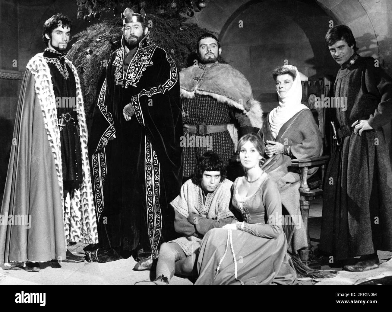 TIMOTHY DALTON PETER O'TOOLE ANTHONY HOPKINS KATHARINE HEPBURN JOHN CASTLE and in front NIGEL TERRY and JANE MERROW group portrait in THE LION IN WINTER director ANTHONY HARVEY screenplay James Goldman costume design Margaret Furse and Lee Poll music John Barry executive producer Joseph E. Levine UK-USA co-production Haworth Productions / Avco Embassy Stock Photo