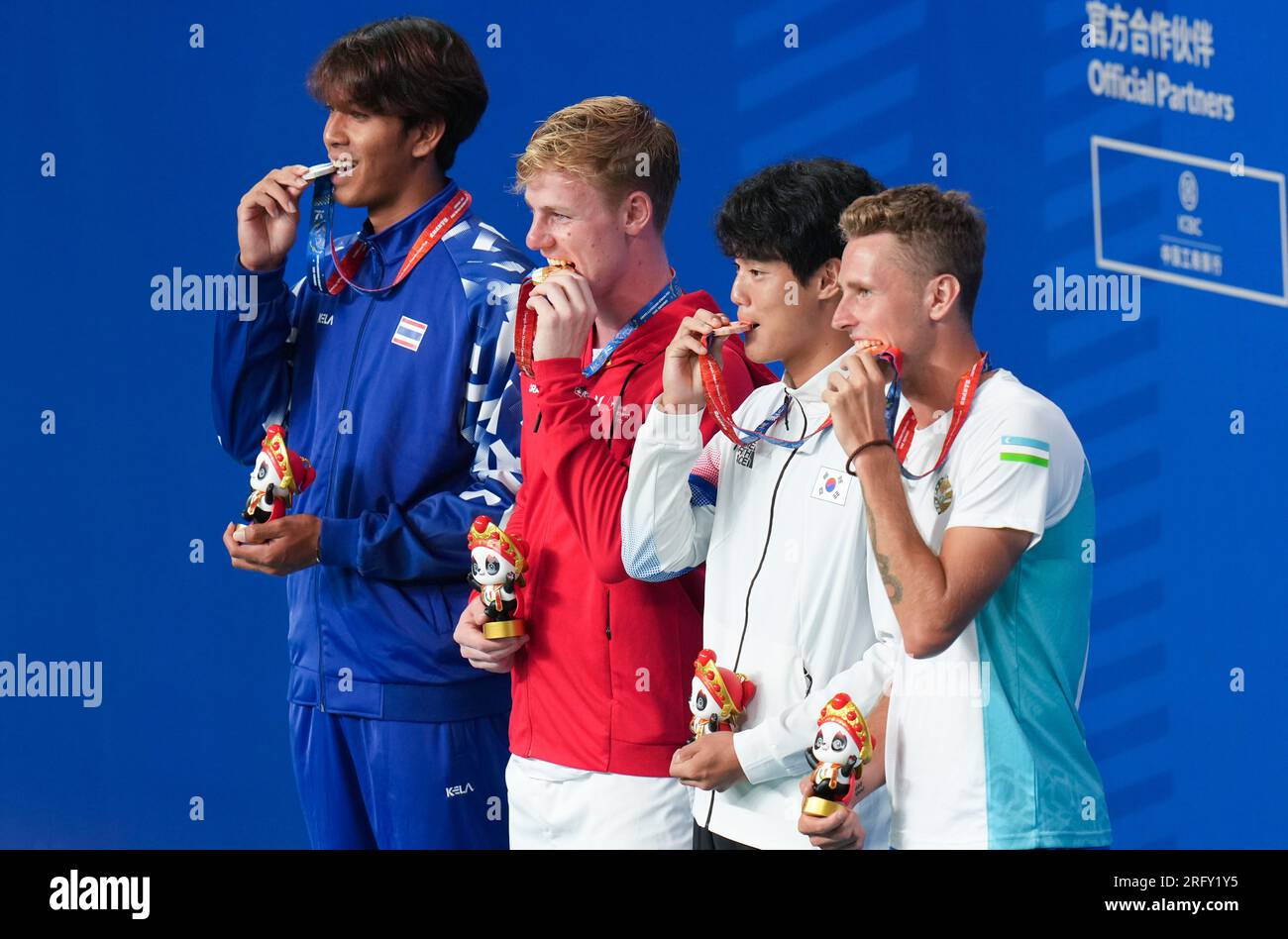 Chengdu, China's Sichuan Province. 6th Aug, 2023. Gold medalist H. Von Der Schulenburg (2nd L) of Switzerland, silver medalist Kasidit Samrej (1st L) of Thailand, bronze medalists Jang Yunseok (2nd R) of South Korea and Sergey Fomin of Uzbekistan pose during the awarding ceremony for tennis men's singles at the 31st FISU Summer World University Games in Chengdu, southwest China's Sichuan Province, Aug. 6, 2023. Credit: Jiang Hongjing/Xinhua/Alamy Live News Stock Photo