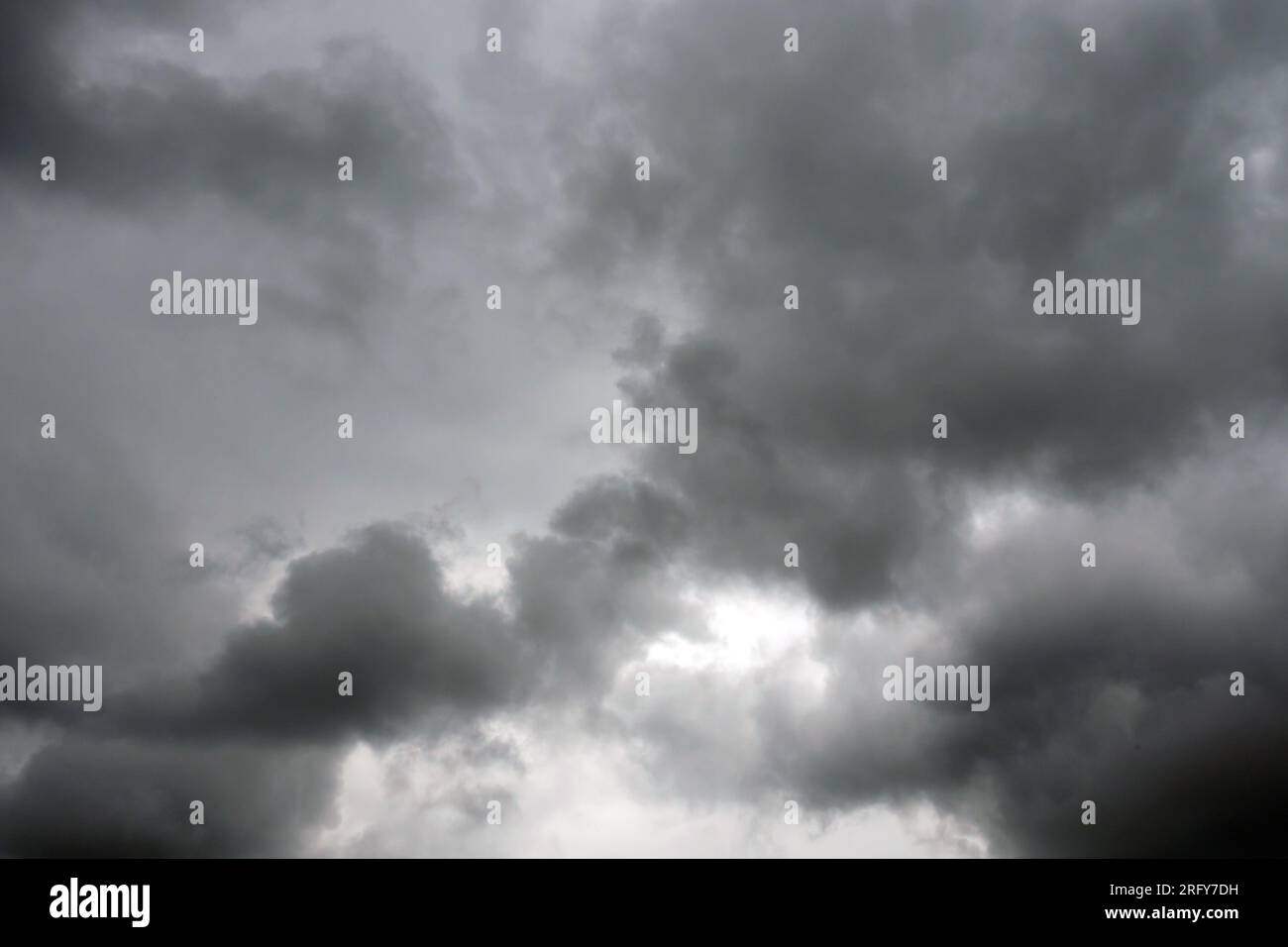 A dramatic cloudscape of dark sky with gloomy storm clouds Stock Photo ...
