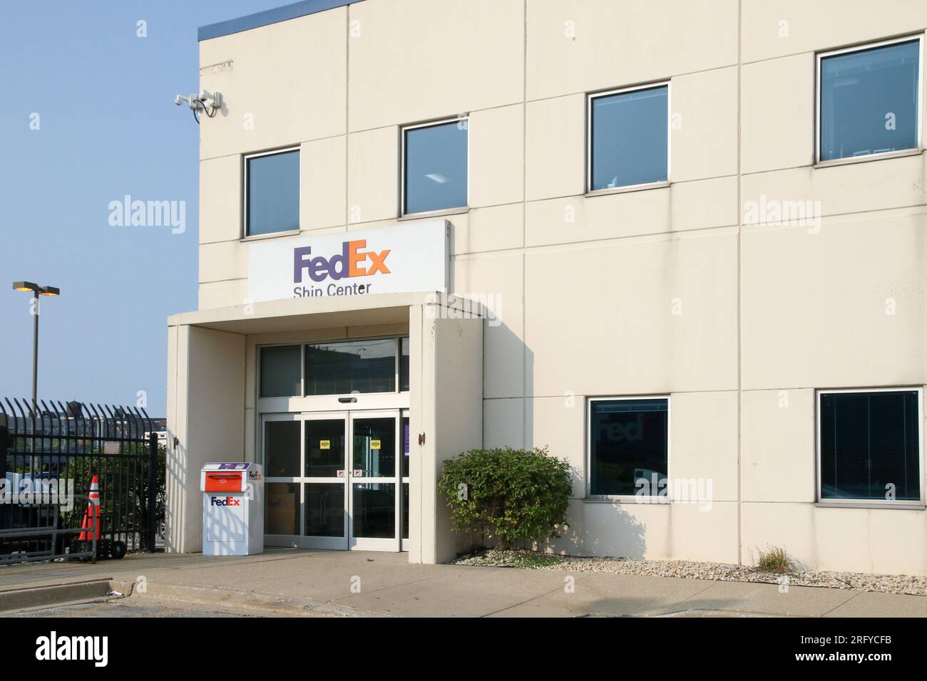 FedEx Ship Center in Chicago Stock Photo Alamy