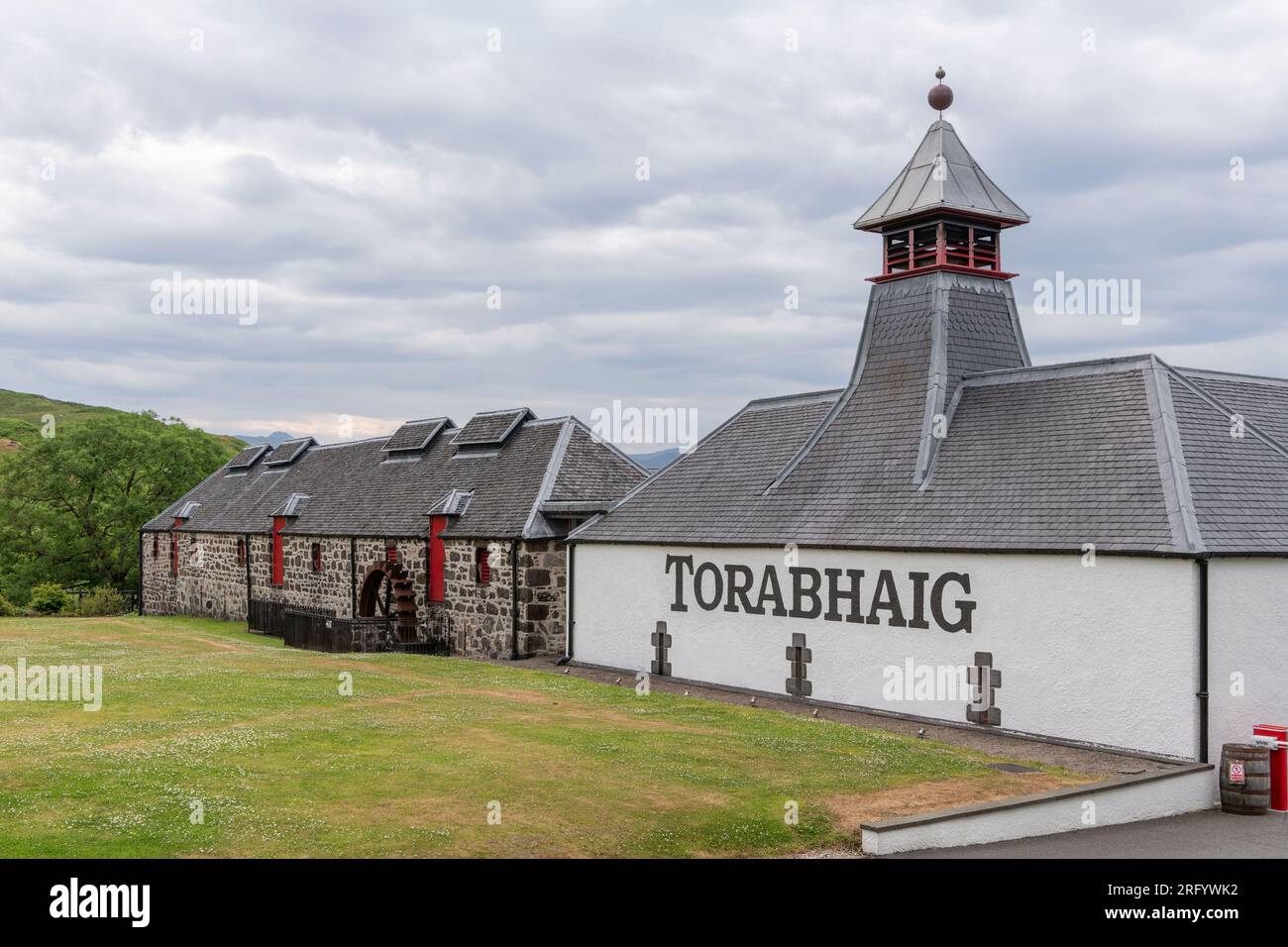 The Torabhaig Whisky Distillery at Teangue on the Isle of Skye, with a Working Waterwheel and the Traditional Cupola, or Doig Ventilator, on the Roof Stock Photo