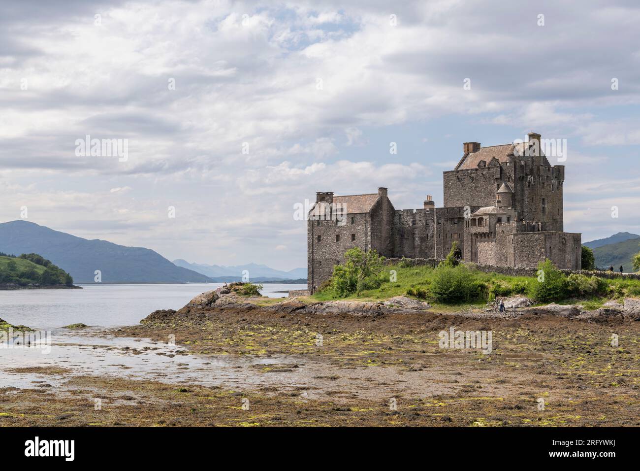 Low Tide at Eilean Donan Castle in Summer, with a View Along Loch Alsh Towards Skye Stock Photo