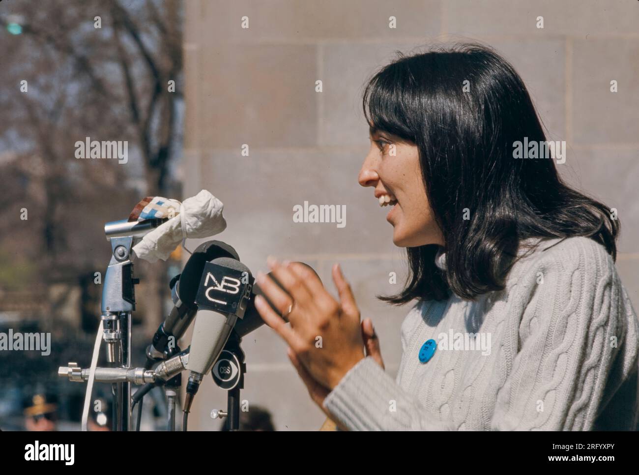 Joan Baez and husband David Harris, anti-war demonstration, Central Park Bandshell, New York, NY, 1968 Stock Photo