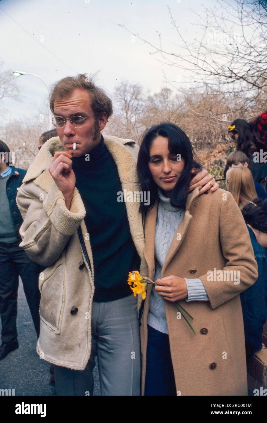 Joan Baez and husband David Harris, anti-war demonstration, Central Park Bandshell, New York, NY, 1968 Stock Photo
