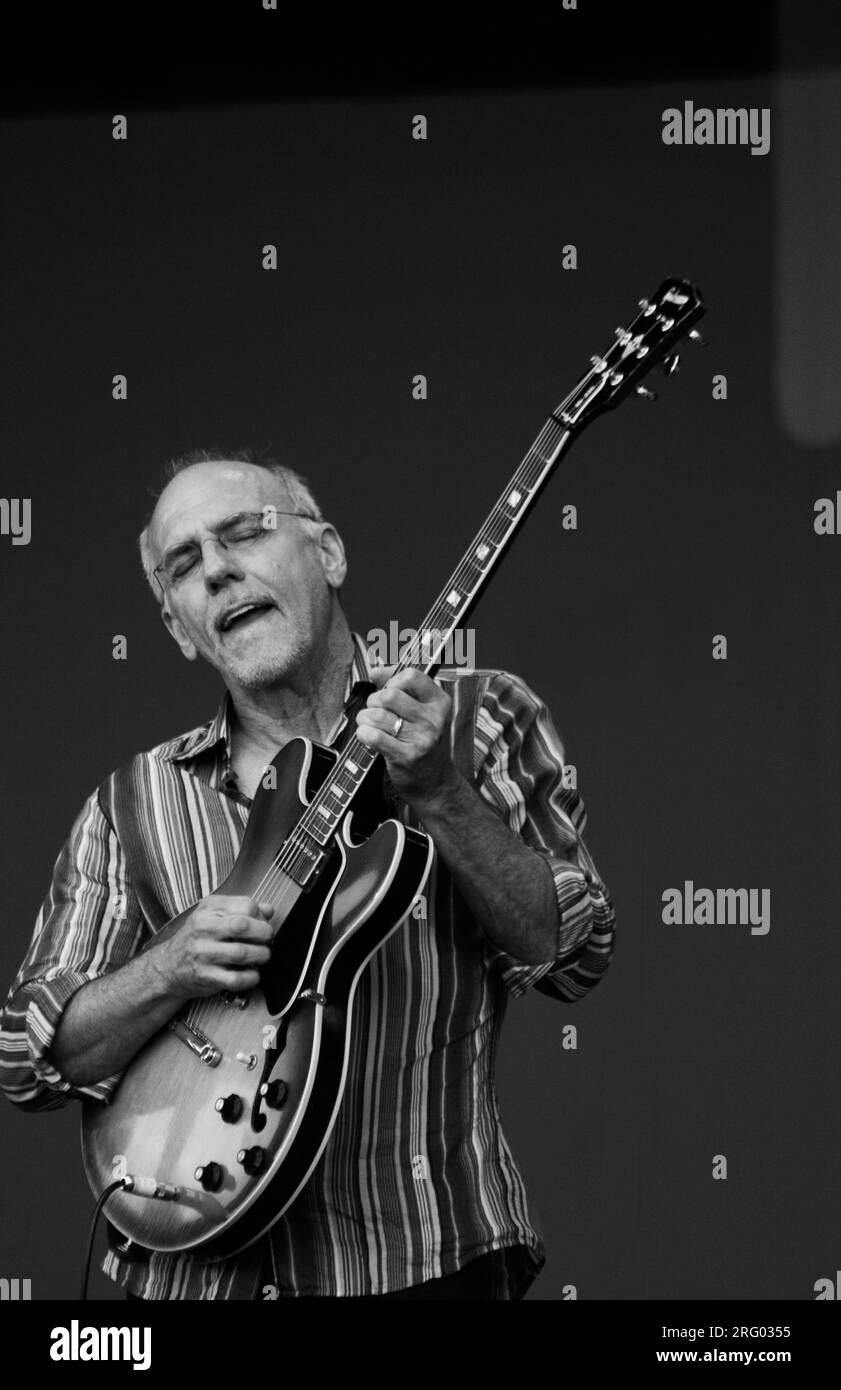 LARRY CARLTON plays guitar with the SAPPHIRE BLUES BAND at the MONTEREY JAZZ FESTIVAL Stock Photo