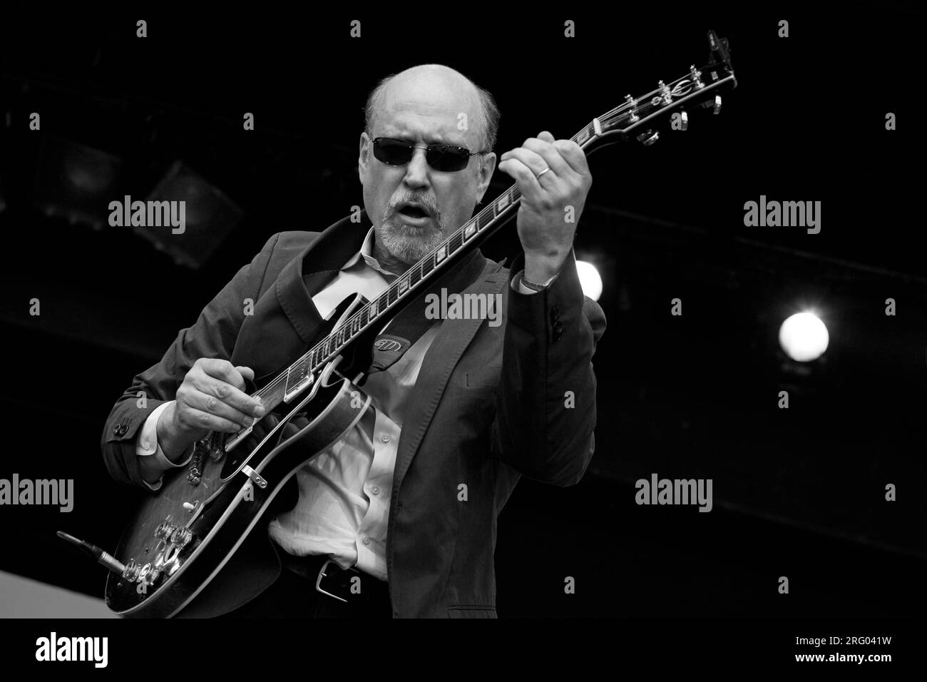 Musical artist jazz guitarist Black and White Stock Photos & Images - Alamy