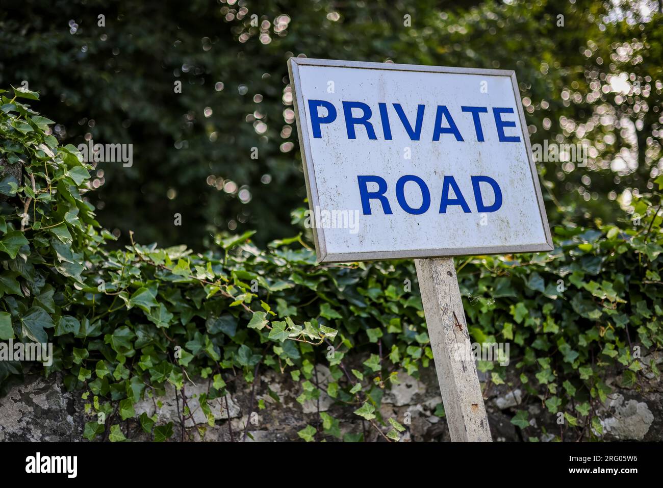 'PRIVATE ROAD' sign by ivy-covered wall Stock Photo - Alamy