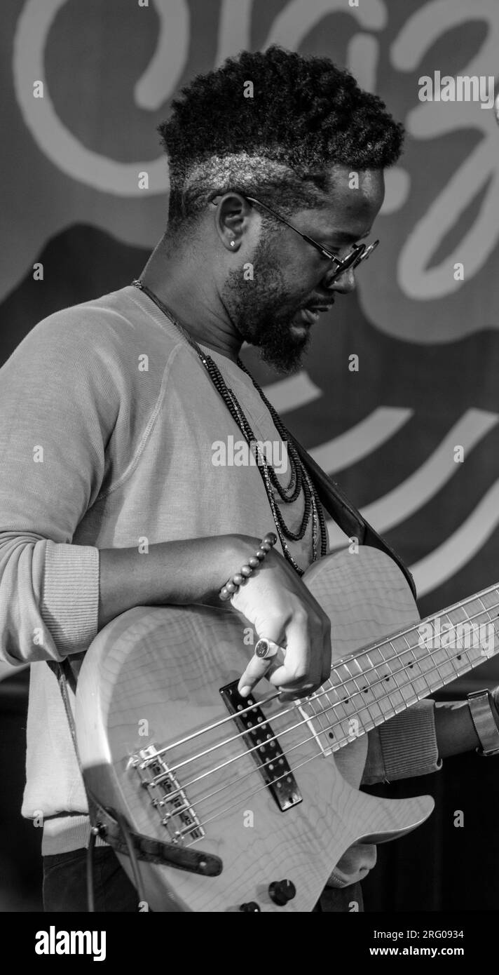 BEN WILLIAMS on base for JOSE JAMES celebrating Bill Withers on the Garden Stage at the 61st Monterey Jazz Festival - MONTEREY, CALIFORNIA Stock Photo