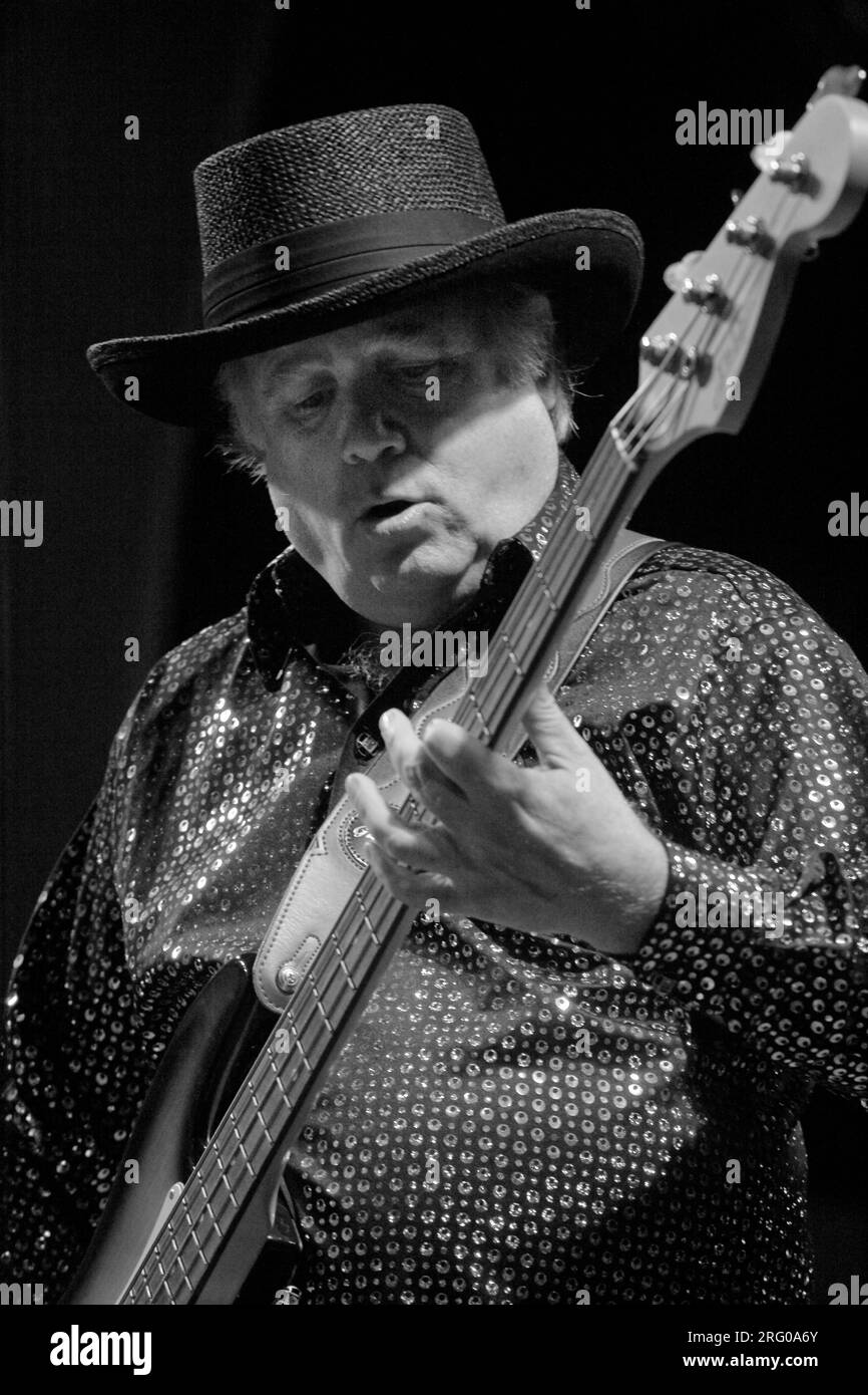 Singer holding the microphone Black and White Stock Photos & Images Alamy