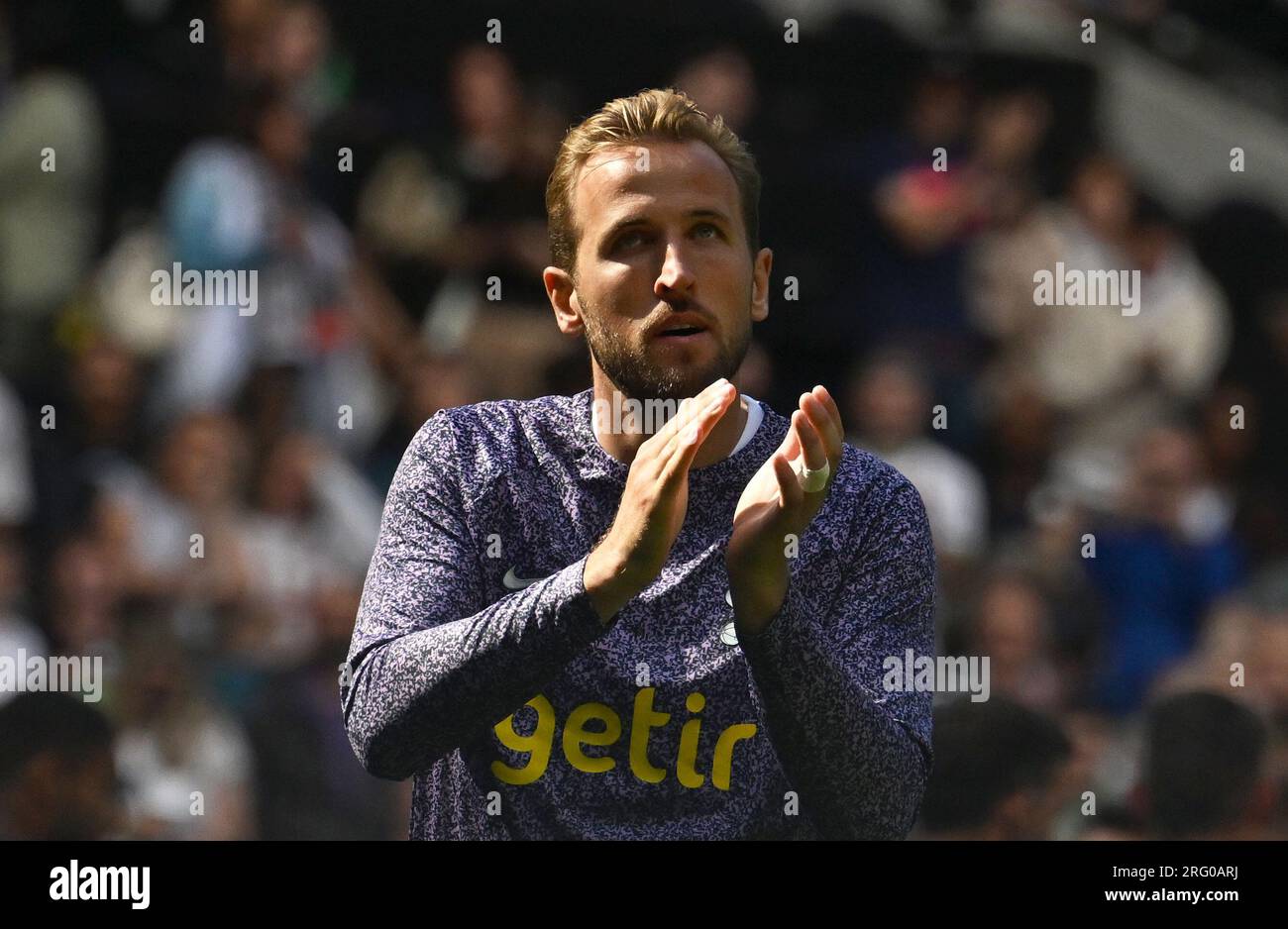 London, UK. 06th Aug, 2023. Harry Kane of Tottenham Hotspur applauds the fans after the match. Preseason friendly match, Tottenham Hotspur v Shakhtar Donetsk at the Tottenham Hotspur Stadium in London on Sunday 6th August 2023. this image may only be used for Editorial purposes. Editorial use only, pic by Sandra Mailer/Andrew Orchard sports photography/Alamy Live news Credit: Andrew Orchard sports photography/Alamy Live News Stock Photo