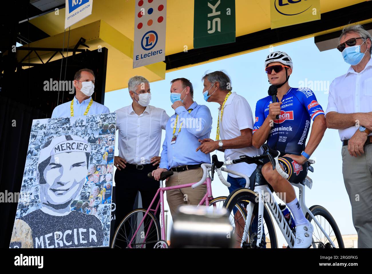 Hommage à Raymond Poulidor et à son petit fils Mathieu Van der Poel avant le départ de la 9ème étape du Tour de France le 9 juillet 2023 à Saint-Léona Stock Photo